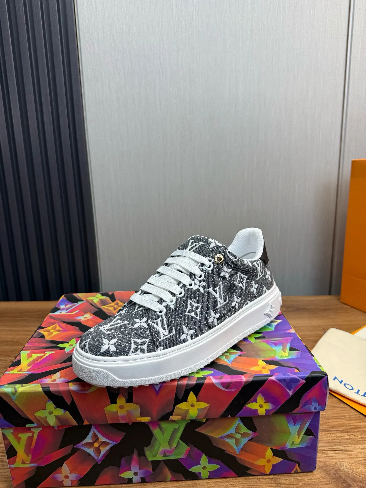 Factory price: 520💰LOUIS VUITTON [Louis VUITTON] The new trendy Lv is on the market🎁, casual and fashionable men's shoes👟The upper is made of imported original fabric + cowhide mesh lining, the original wear-resistant rubber outsole, the version is simple and elegant, exclusive for trendy men. Code number: 38-44, customized 45, 46